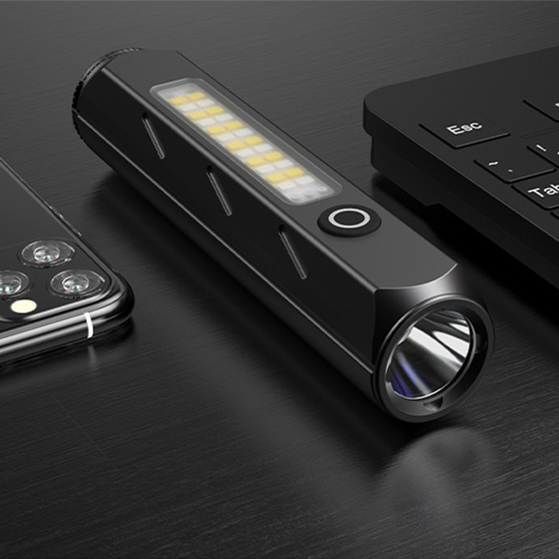 Potente SST40 LED 21700 TYPE-C - Edc (Every Day Carry recensione e prezzo
